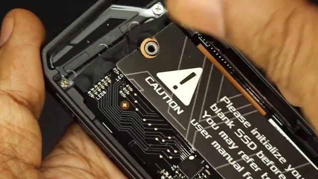 Asus ROG Strix Arion M.2 NVMe SSD Enclosure - Unboxing & Inserting SSD смотреть онлайн