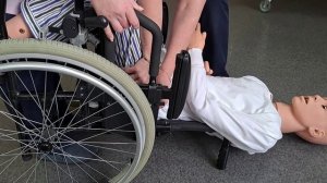Технология подъёма маломобильного человека с пола с помощью кресла-коляски