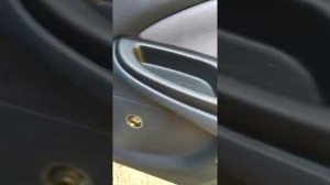 Снять карту задней двери.