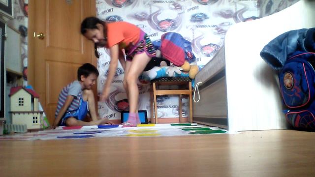 Играем в твистер!!! смотреть онлайн