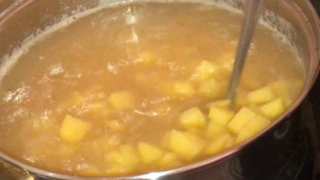 Вкуснейший гороховый суп с копчёной курочкой и гренками смотреть онлайн