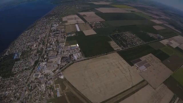 Прыжок с парашютом над Каховкой смотреть онлайн