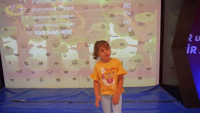 Eğlenceli Tırman Oyna Oyunu - Eylül isfanbul Avm Gezisi - Climb and Play kids - Tontik Tv смотреть онлайн