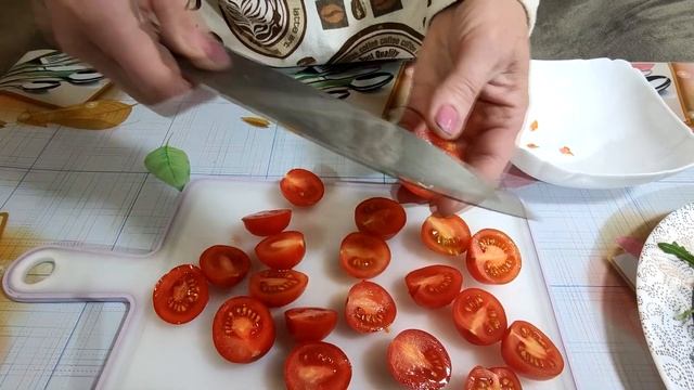 Салат из авокадо, помидоров черри и оливок смотреть онлайн