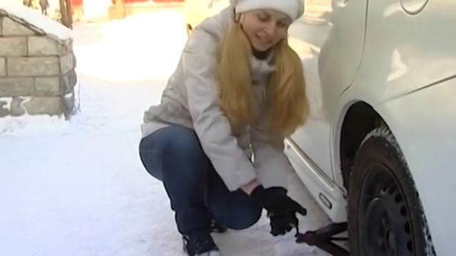 Блондинка за рулем. Смена колеса смотреть онлайн