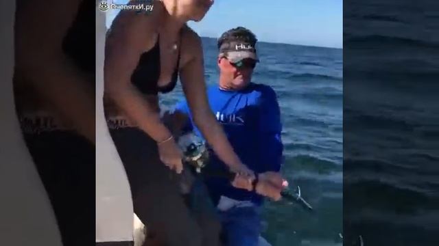 Девушка ловит крупную рыбу смотреть онлайн