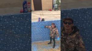 Чистка бассейна от налета и ржавчины галошей!