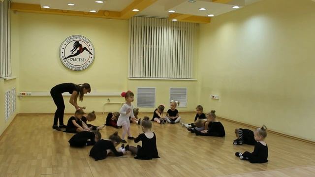 Видео-урок (I-семестр: декабрь 2016г.) - филиал Центральный, группа 2-4 года, Детский танец смотреть онлайн
