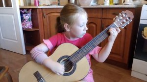 Зелёные рукава на гитаре Ярослава 6 лет