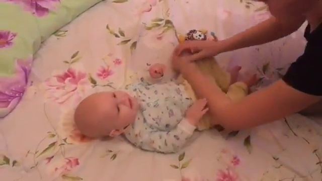 Как научить ребёнка садиться. Обучающие упражнения. смотреть онлайн