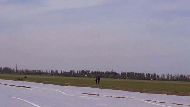 Сгруппированный тоннель под агроволокном под сильным ветром смотреть онлайн