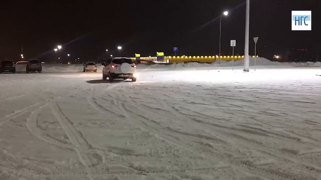 Разворот Ford EcoSport со включенным антибуксом и без смотреть онлайн