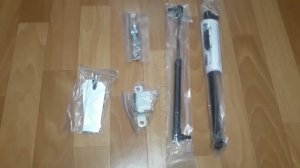 Устанавливаем пневмогидравлические упоры на крышку багажника «Весты».