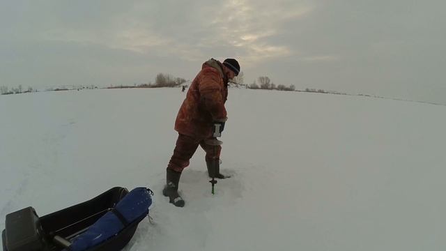 Рыбалка на судака в январе в -20. А завтра +1. Верхнеуральское водохранилище смотреть онлайн