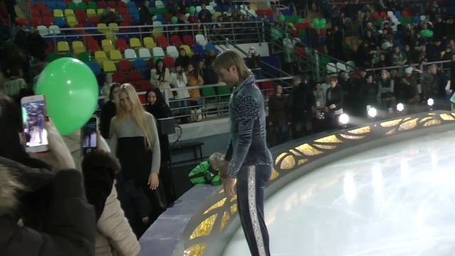 Евгений Плющенко кружит счастливого малыша!) Cнежный Король 5.01.2016 смотреть онлайн