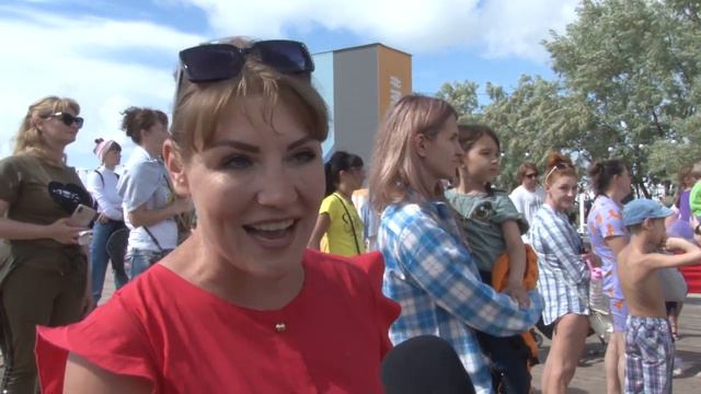 В лаундж-зоне на пляже Анапы состоялось шоу мыльных пузырей смотреть онлайн