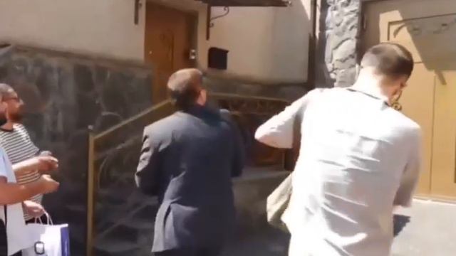 Посольство Беларуси в Ереване закидали яйцами и овощами. смотреть онлайн