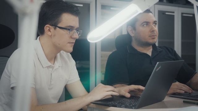 Машинное обучение для физики: как изучаются законы природы? — Никита Казеев / 30 ученых смотреть онлайн