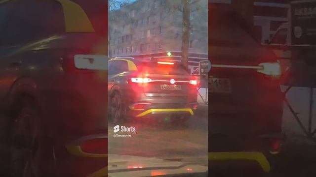 Первый раз вижу чтобы значок машины светился и спереди так же только белым светит #Shorts #car смотреть онлайн