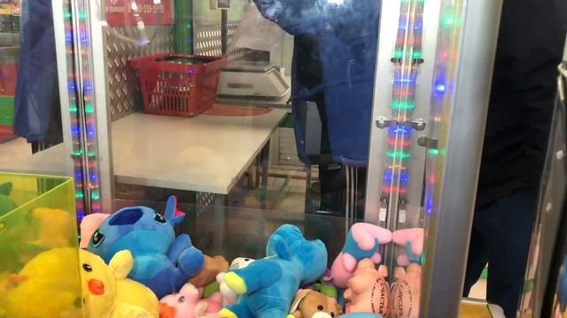 Достаем и раздаем игрушки из автомата с игрушками / как достать игрушку из автомата / хватайка/кран смотреть онлайн