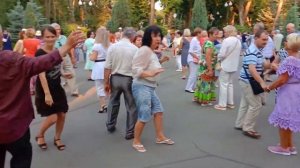 Я ПОЙДУ НАЛЕВО,ТЫ ПОЙДЕШЬ НАПРАВО.КРАСИВЫЙ ТАНЕЦ В ПАРКЕ ГОРЬКОГО.