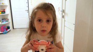 Ева и мама играют с игрушками