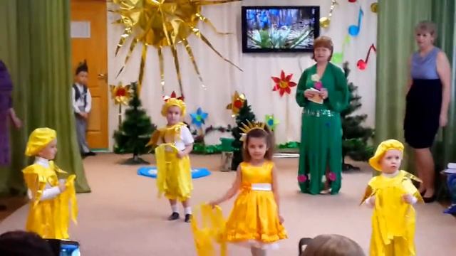 Наша Маша СОЛНЫШКО выступает на утреннике 8 марта в младшей группе. смотреть онлайн