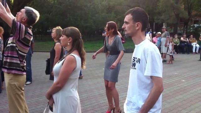 Смешно;))) танец девушки в толпе! смотреть онлайн