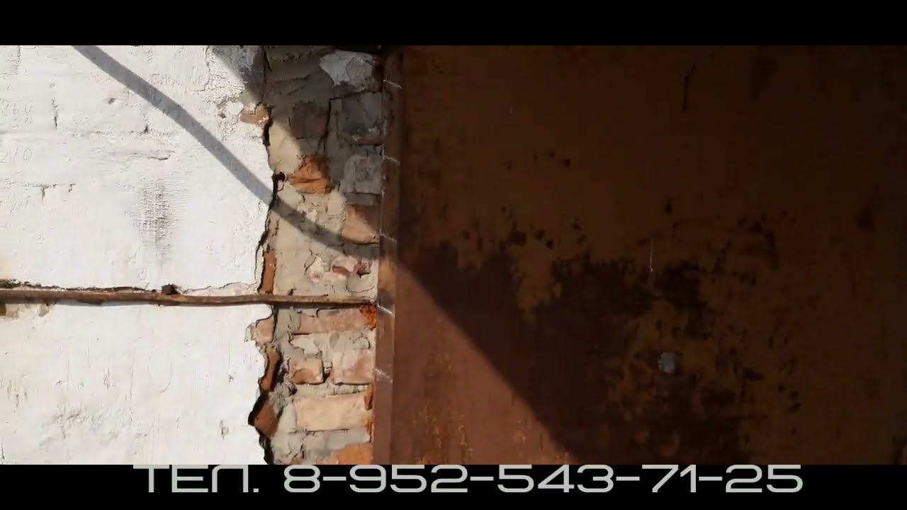 Укрепление стен дома металлокаркасом. Стяжка глиняного дома. Стяжка дома перед установкой крыши. смотреть онлайн