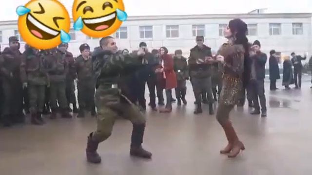 Ракси Гулдонаи Алиёрзода бо сарбозон смотреть онлайн
