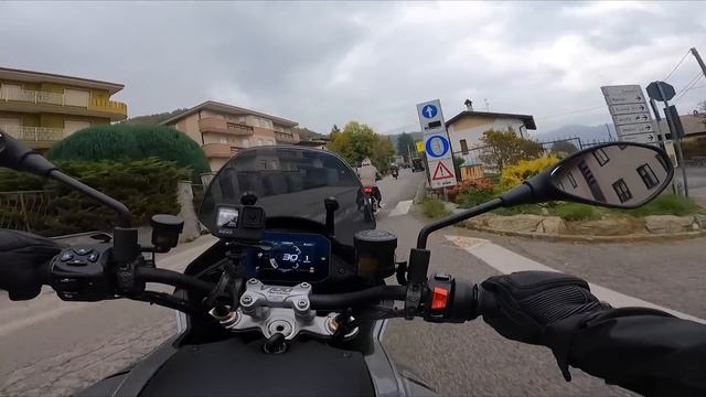 Moto Guzzi V100 Mandello | Prueba y opinión смотреть онлайн