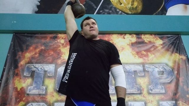 Алексей Ловчев выполняет жим двухпудовки. смотреть онлайн