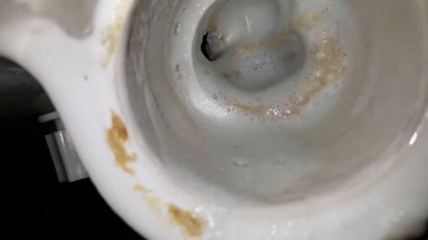 Плохо смывает унитаз, но бачок исправен. Загляни во внутрь и все поймешь