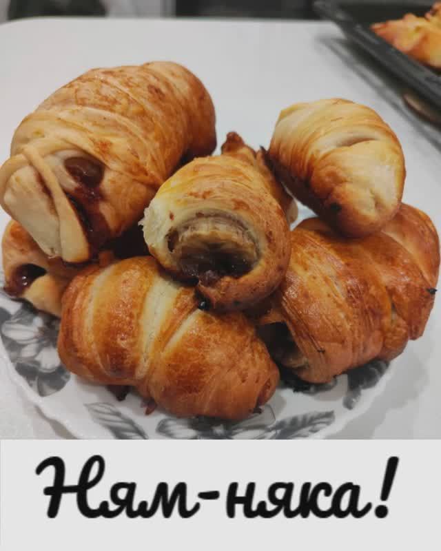 Круассаны с бананом и шоколадом.