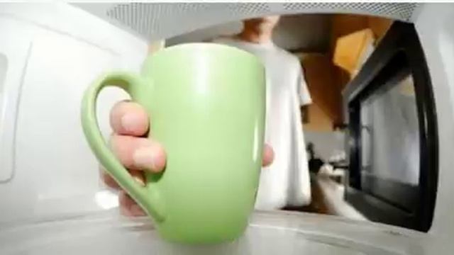 Женщина поставила Воду с Лимоном в Микроволновку На 5 Минут! Узнав я побежала Нарезать Лимон... смотреть онлайн