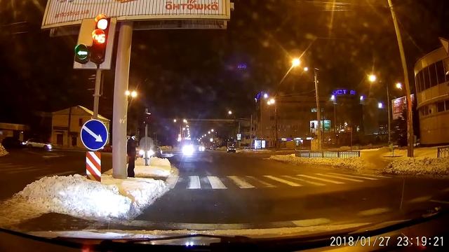 Дурацкий режим работы светофора на Киевской ночью смотреть онлайн