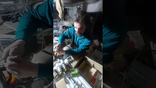 как запаковать тугую резьбу льном чтоб не выдавливало. смотреть онлайн