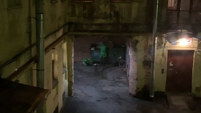 Курьер Delivery Club копается в мусорке в СПб смотреть онлайн