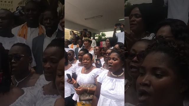 Le PAN Guillaume Kigbafori Soro chante avec la chorale смотреть онлайн