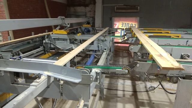 Торцовка проходного типа линии строжки Weinig с узлом отбраковки и роликами для выравнивания торца смотреть онлайн