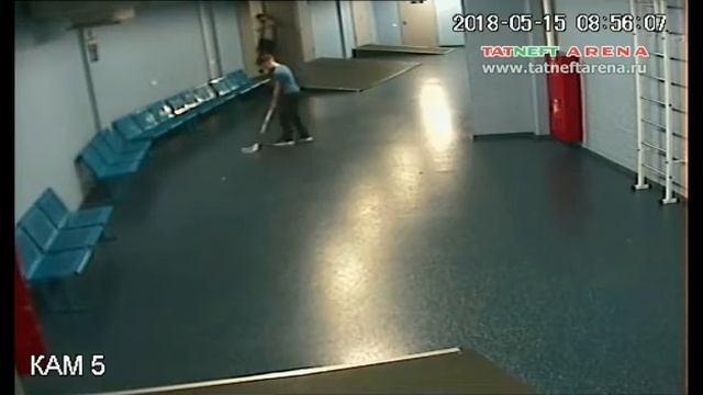 В ТАТНЕФТЬ АРЕНЕ разбили камеру видеонаблюдения! смотреть онлайн