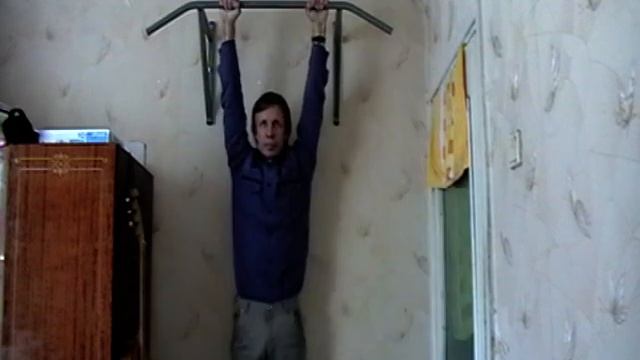 Поднятие ног к перекладине в висе, 33 раза в 50лет смотреть онлайн