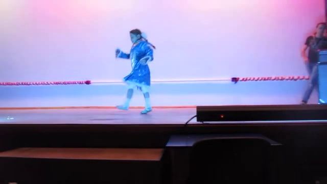 Остроухова Диана, снегурочка, выступление на Новогоднем концерте школы танцев Остроуховой Ольги смотреть онлайн