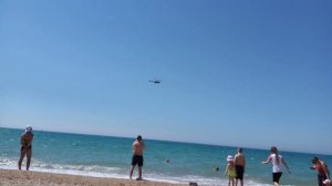 Вертолет над пляжем