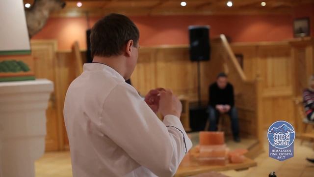 Как жарить стейк на плитке из Гималайской соли смотреть онлайн