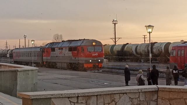 Тепловоз ТЭП70БС-134 с пригородным поездом Нижнекамск — Ижевск