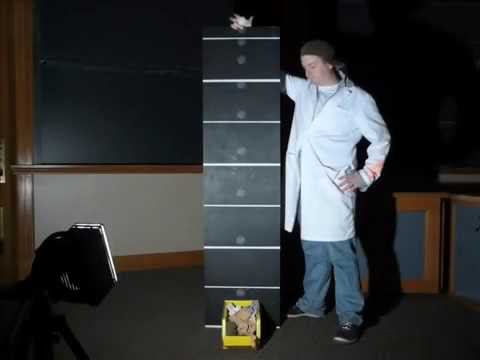 Стробоскоп и падающий шар, MIT Physics Demo, Strobe of a Falling Ball смотреть онлайн