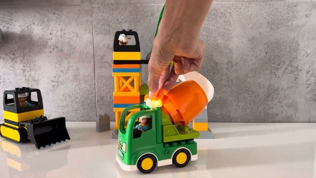 LEGO DUPLO 10990 Town Budowa смотреть онлайн