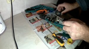 Смазка редуктора ударной электрической дрели. Без этого она работать не будет.