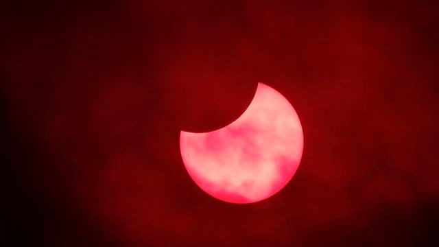 Sun Eclipse 2022 , Sonnenfinsternis 2022 in h-alpha, NIKON P1000 смотреть онлайн